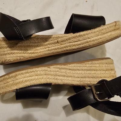 Three pairs of Women's Sandals - Old Navy - Nine West - Universal Thread Size 8M