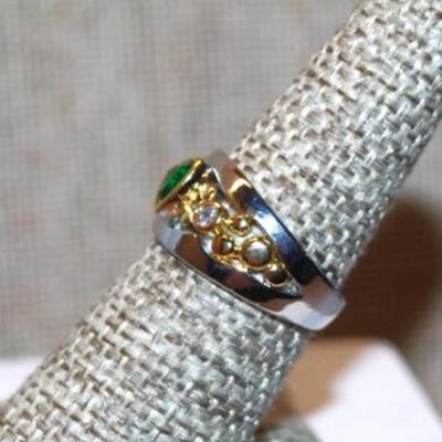 Size 8 Two-Tone Silver & Gold Colored Ring with Trillion Cut Green Stone on Silver Tone Band (4.9g)