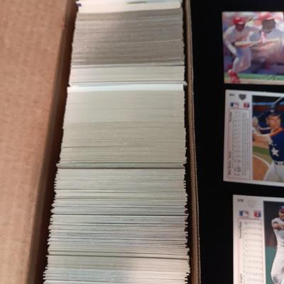 A BOX OF BASEBALL SPORT TRADING CARDS