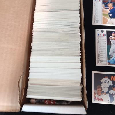 A BOX OF BASEBALL SPORT TRADING CARDS