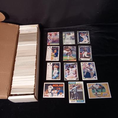 A BOX OF BASEBALL SPORT TRADING CARDS