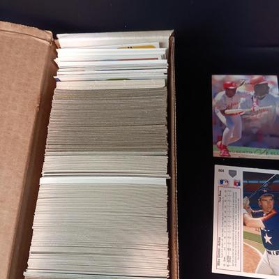 A BOX OF BASEBALL SPORT TRADING CARDS
