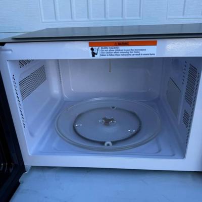 B - Midea 0.9 cu. ft. Countertop Microwave Oven