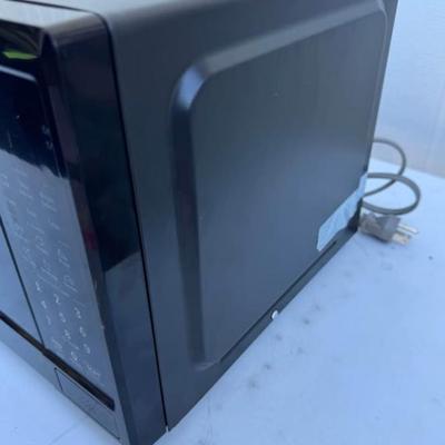 B - Midea 0.9 cu. ft. Countertop Microwave Oven