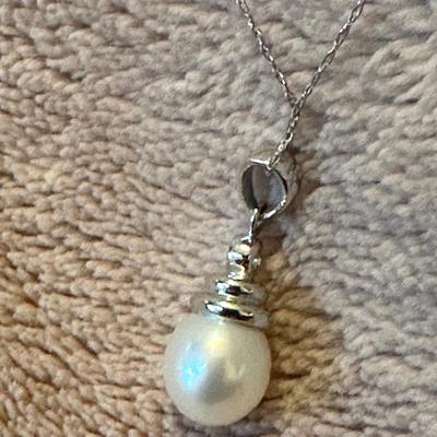14kt White gold pearl necklace