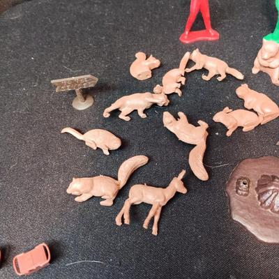 TOY PIONEER CHARACTERS, ANIMALS AND JELLYSTONE PARK ITEMS