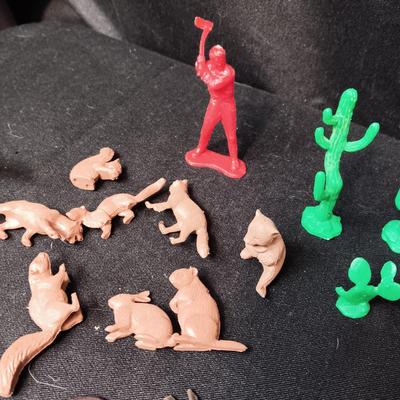 TOY PIONEER CHARACTERS, ANIMALS AND JELLYSTONE PARK ITEMS