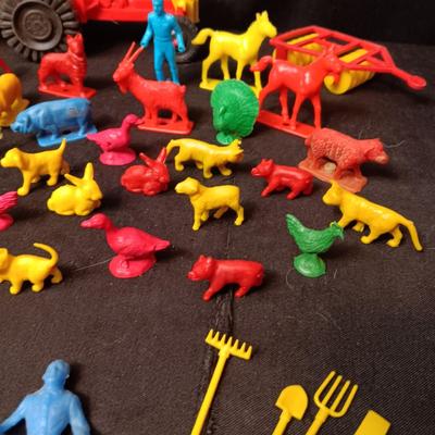 TOY TRACTOR W/IMPLEMENTS, FARM ANIMALS WITH FENCING AND HORSES WITH COWBOYS
