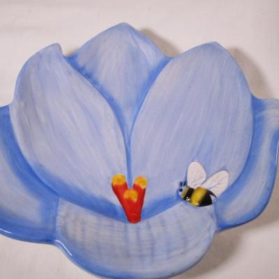 Harry & David blue flower with bee plate