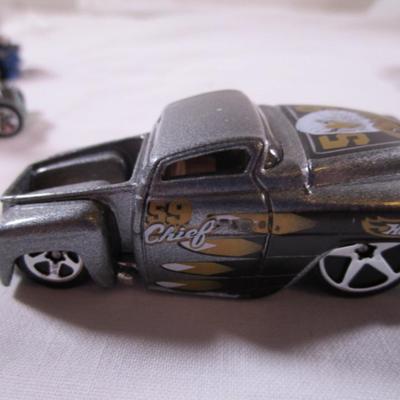 5 Hot Wheels cars