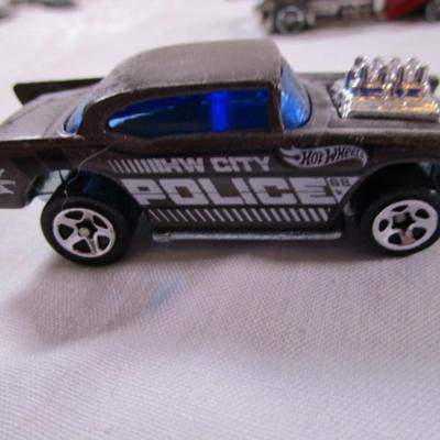 5 Hot Wheels cars