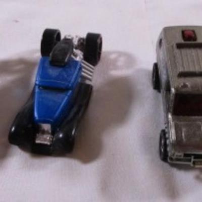 5 Hot Wheels cars