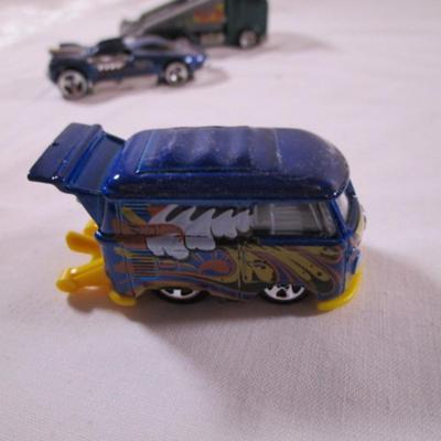 5 Hot Wheels cars