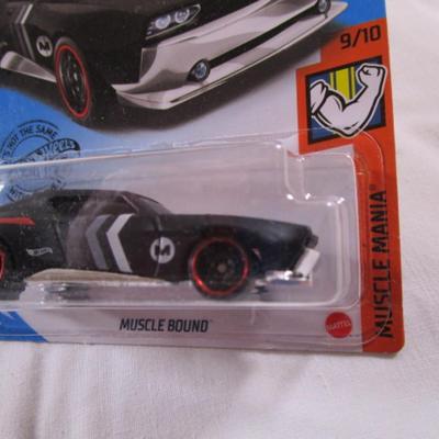 2 Hot Wheels cars