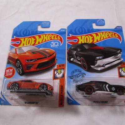 2 Hot Wheels cars