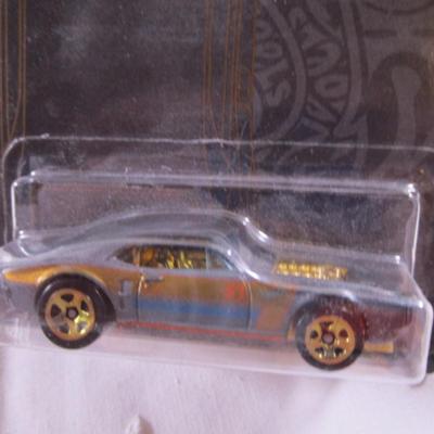 2 Hot Wheels cars