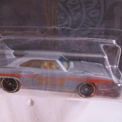 2 Hot Wheels cars