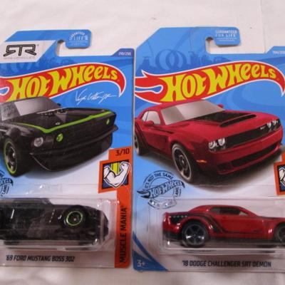 2 Hot Wheels cars