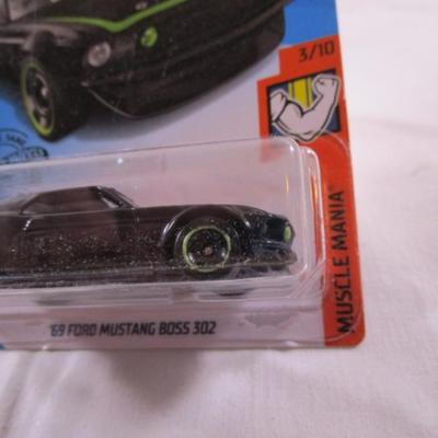 2 Hot Wheels cars