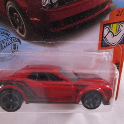 2 Hot Wheels cars