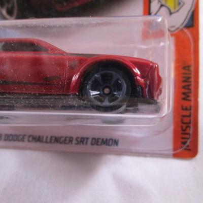 2 Hot Wheels cars