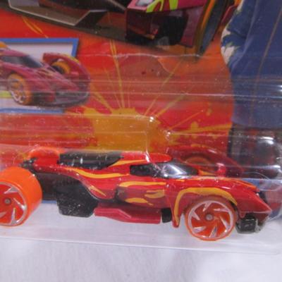2 Hot Wheels cars