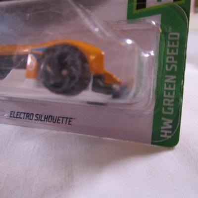 2 Hot Wheels cars