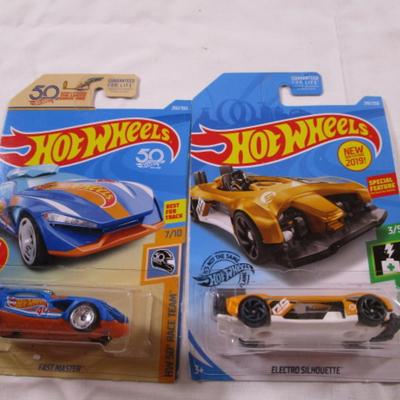 2 Hot Wheels cars