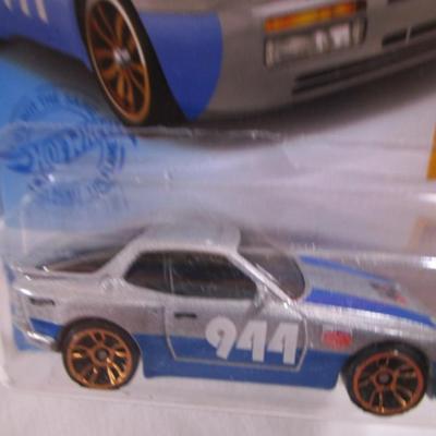 2 Hot Wheels cars