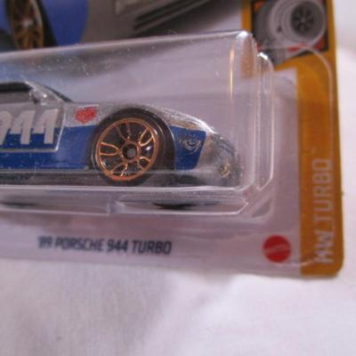 2 Hot Wheels cars