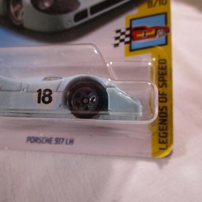 2 Hot Wheels cars