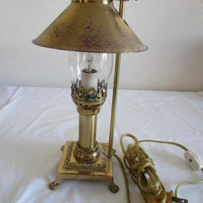 Lamp with adjustable height lamp shade