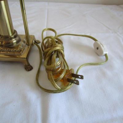 Lamp with adjustable height lamp shade