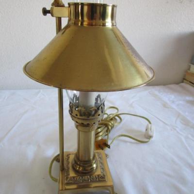 Lamp with adjustable height lamp shade