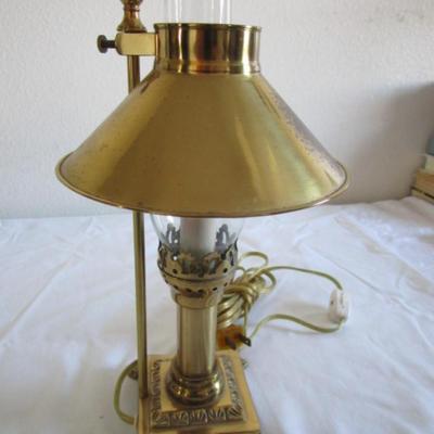 Lamp with adjustable height lamp shade