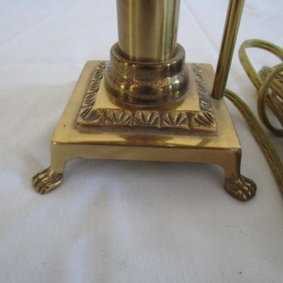 Lamp with adjustable height lamp shade