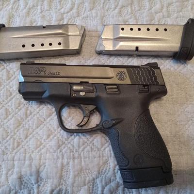 Smith and wesson MP 9M SHIELD WITH 3 Mags
