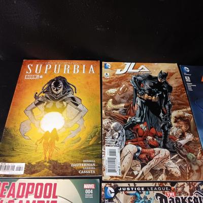 8 COMIC BOOKS (6)