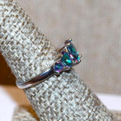 Size 7 Marked .925 Iridescent Row of 5 Stones Ring on a Silver Band (3.2g)