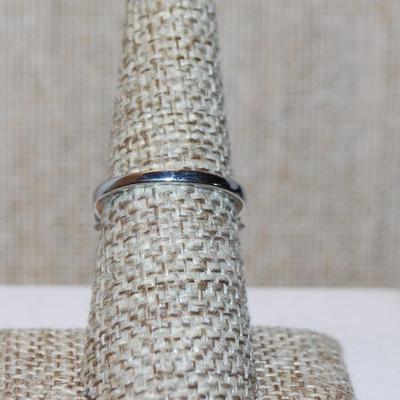 Size 7 Marked .925 Iridescent Row of 5 Stones Ring on a Silver Band (3.2g)