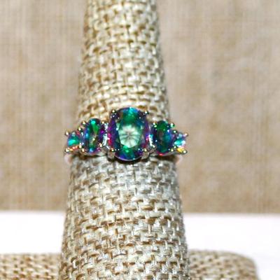 Size 7 Marked .925 Iridescent Row of 5 Stones Ring on a Silver Band (3.2g)