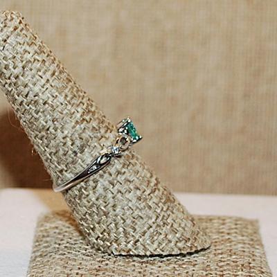 Size 7 ¾ Delicate GREEN/BLUE Heart Shaped Stone Ring with Side Loop Accents on a Silver Tone Band (1.4g)