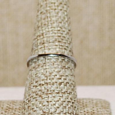 Size 7 ¾ Delicate GREEN/BLUE Heart Shaped Stone Ring with Side Loop Accents on a Silver Tone Band (1.4g)