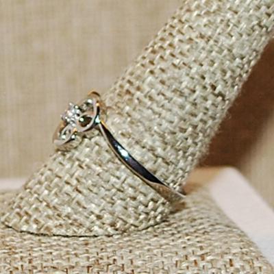 Size 10 ¼ Marked .925 Single Clear Round Stone Centered on a Horizontal Swirled HEART Ring on a Silver Band (2.5g)