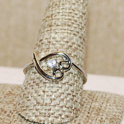 Size 10 ¼ Marked .925 Single Clear Round Stone Centered on a Horizontal Swirled HEART Ring on a Silver Band (2.5g)