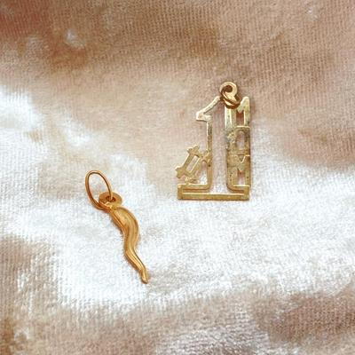 LOT 319: Gold Charms - #1 Mom 14KT, TW 0.47g and Italian Horn 18KT (750) TW 0.49g