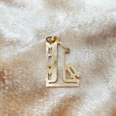 LOT 319: Gold Charms - #1 Mom 14KT, TW 0.47g and Italian Horn 18KT (750) TW 0.49g