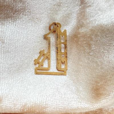 LOT 319: Gold Charms - #1 Mom 14KT, TW 0.47g and Italian Horn 18KT (750) TW 0.49g