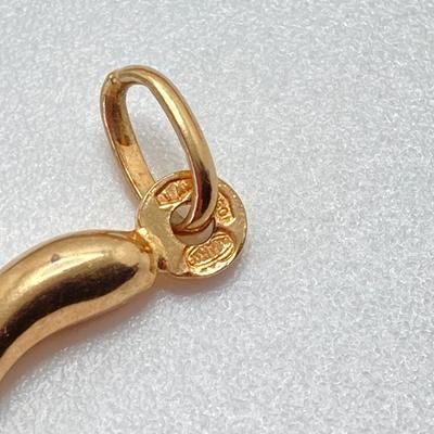 LOT 319: Gold Charms - #1 Mom 14KT, TW 0.47g and Italian Horn 18KT (750) TW 0.49g