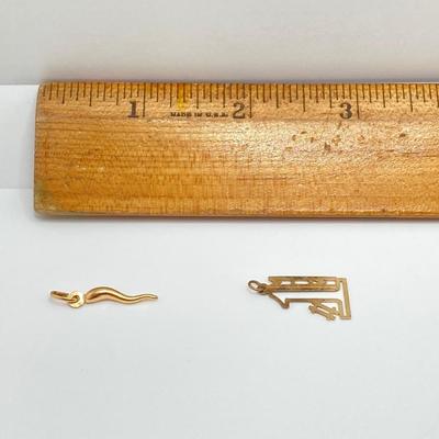 LOT 319: Gold Charms - #1 Mom 14KT, TW 0.47g and Italian Horn 18KT (750) TW 0.49g